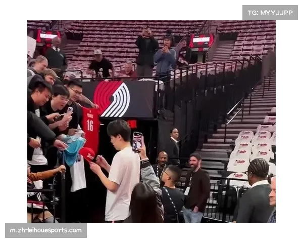 杨瀚森赛后人气高涨 球迷围堵通道 热情送球鞋感动全场